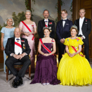 Det ble også tatt bilde av Prinsessen med sine besteforeldre, foreldre og søsken. Foran: H.M. Kongen, H.K.H. Prinsesse Ingrid Alexandra og H.M. Dronningen. Bak f.v.: Marit Tjessem, H.K.H. Kronprinsessen, H.K.H. Kronprinsen, Prins Sverre Magnus og Marius Borg Høiby. Foto: Lise Åserud. NTB